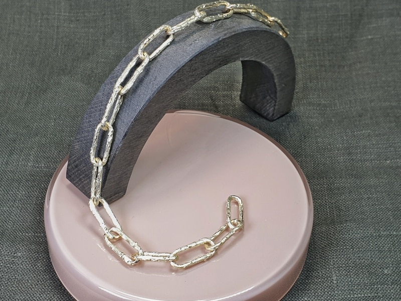 Gouden armband uit de Boomgaard serie. Geelgouden Takjes schakelarmband. Stoer ontwerp van Oogst.