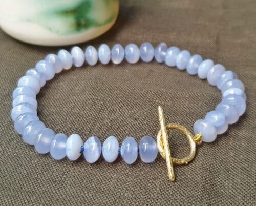 Edelsteen armband uit de Boomgaard serie. Licht blauwe chalcedoon met geelgouden takjes sluiting. Uit het Oogst Goudsmeden atelier.