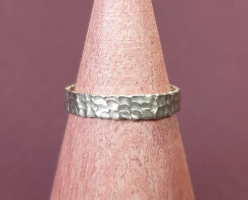 Witgouden Deining mannen ring. Uit het oogst atelier in Amsterdam.