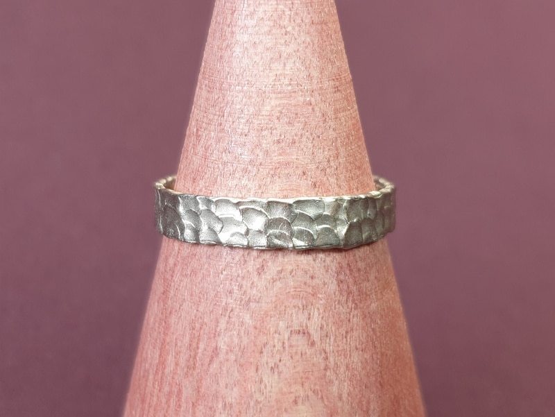 Witgouden Deining mannen ring. Uit het oogst atelier in Amsterdam.