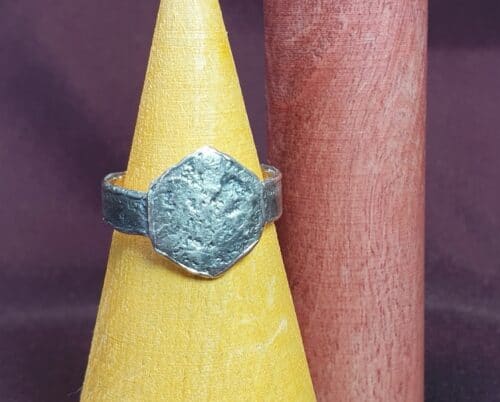 Zilveren Erosie ring met zeshoekig element. Heren ring uit het Oogst Goudsmeden atelier.