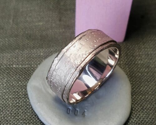 Witgouden Erosie ring. Stoere structuur mannen ring. Ontwerp van Oogst Goudsmeden in Amsterdam.
