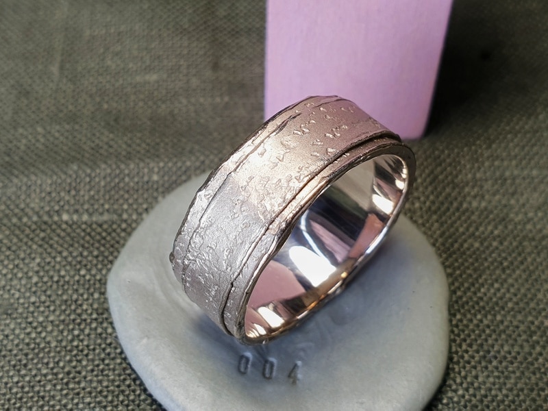 Witgouden Erosie ring. Stoere structuur mannen ring. Ontwerp van Oogst Goudsmeden in Amsterdam.