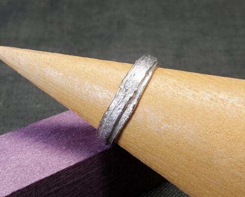 Zilveren Erosie heren ring gelaagd. Ontwerp uit het Oogst atelier in Amsterdam.