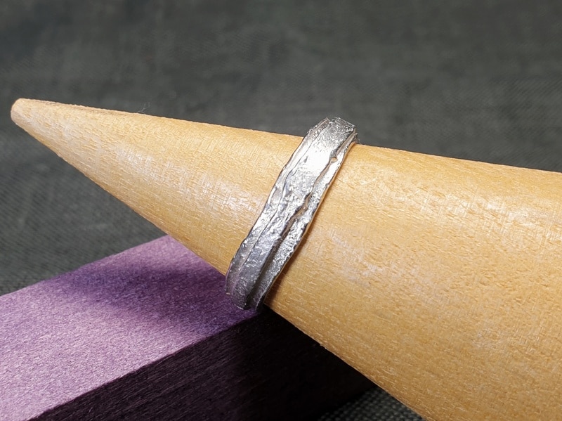 Zilveren Erosie heren ring gelaagd. Ontwerp uit het Oogst atelier in Amsterdam.