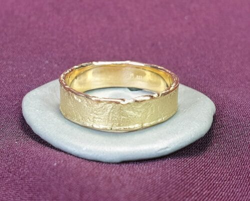 Geelgouden Erosie heren ring. Ontwerp van Oogst