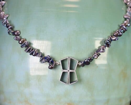Keshi Parel ketting Japonais met grijze en zwarte Keshi parels en een stoere zilveren hanger. Ontwerp van oogst Sieraden in Amsterdam.