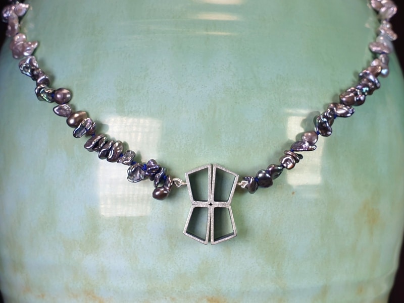Keshi Parel ketting Japonais met grijze en zwarte Keshi parels en een stoere zilveren hanger. Ontwerp van oogst Sieraden in Amsterdam.