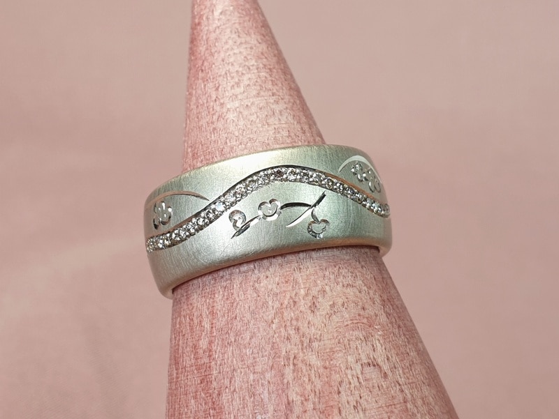 Witgouden Japonais ring met rondom diamanten en een bloesem handgravure. Eenmalig sieraad van Oogst Sieraden in Amsterdam
