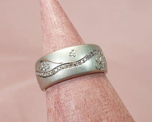Witgouden Japonais ring met rondom diamanten en een bloesem handgravure. Eenmalig sieraad van Oogst Sieraden in Amsterdam