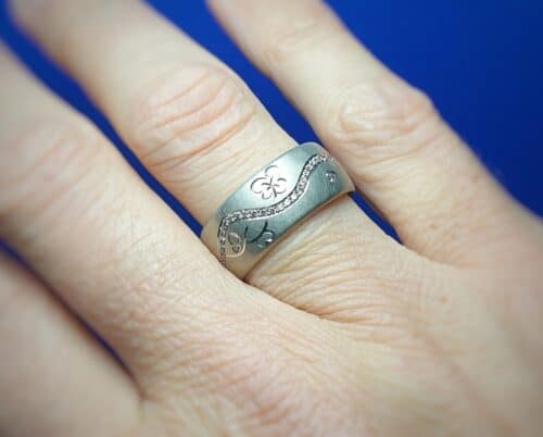 Witgouden Japonais ring met rondom diamanten en een bloesem handgravure. Eenmalig sieraad van Oogst Sieraden in Amsterdam