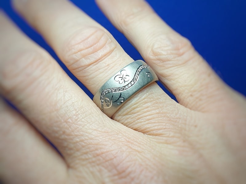 Witgouden Japonais ring met rondom diamanten en een bloesem handgravure. Eenmalig sieraad van Oogst Sieraden in Amsterdam