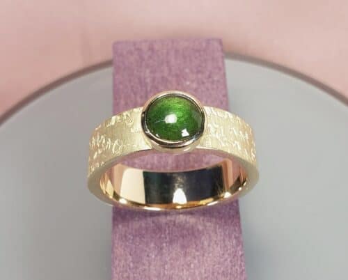 Edelsteen ring met groene toermalijn. Geelgouden mannen ring uit de Koraal serie. Oogst Sieraden in Amsterdam.