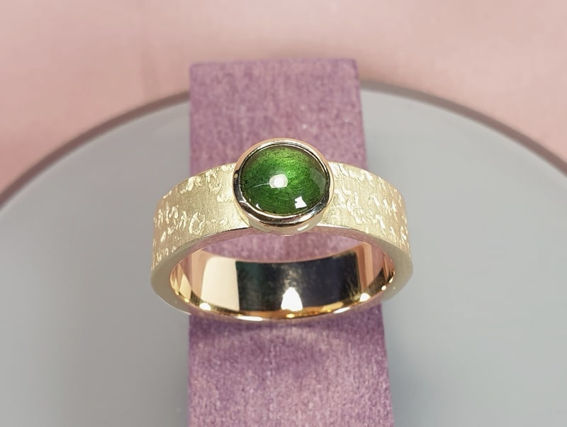 Edelsteen ring met groene toermalijn. Geelgouden mannen ring uit de Koraal serie. Oogst Sieraden in Amsterdam.