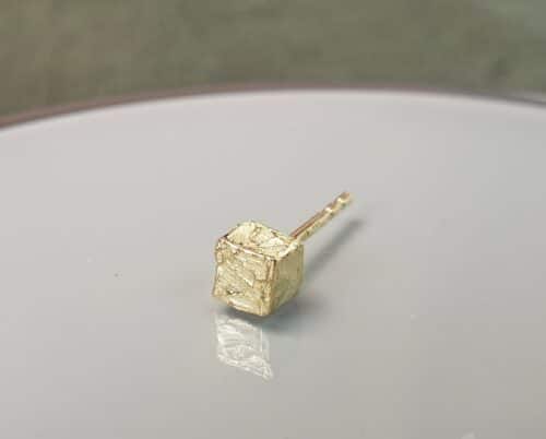 Geelgouden oorbel 'Kristallen'. Stoere kubus enkele oorbel. Ontwerp van oogst Sieraden in Amsterdam.