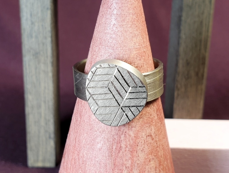 Witgouden Japonais ring met lijnen en handgravure van blokken patroon. Moderne zegelring. Heren sieraden. Ontwerp van Oogst Goudsmeden in Amsterdam.