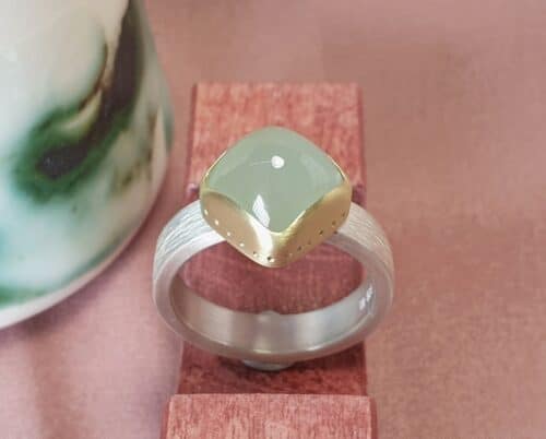 Zilveren Ritme ring met aquamarijn in geelgoud gezet. Stoere mannen ring met edelsteen. Ontwerp van Oogst Goudsmeden in Amsterdam.