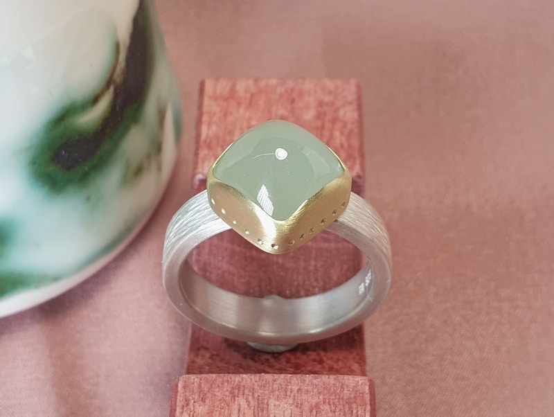 Zilveren Ritme ring met aquamarijn in geelgoud gezet. Stoere mannen ring met edelsteen. Ontwerp van Oogst Goudsmeden in Amsterdam.