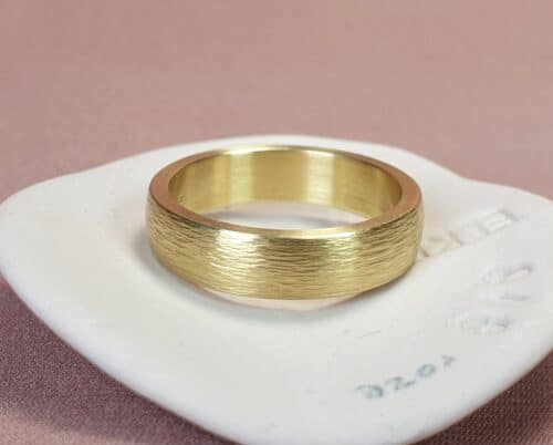 Geelgouden ring Ritme met spitse hamerslag. Gouden heren ring van Oogst Goudsmeden in Amsterdam.