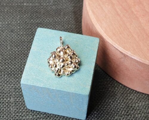 Geelgouden Besjes hanger uit het Oogst Sieraden atelier in Amsterdam.