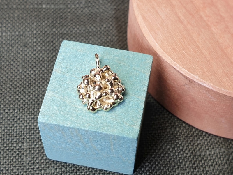 Geelgouden Besjes hanger uit het Oogst Sieraden atelier in Amsterdam.