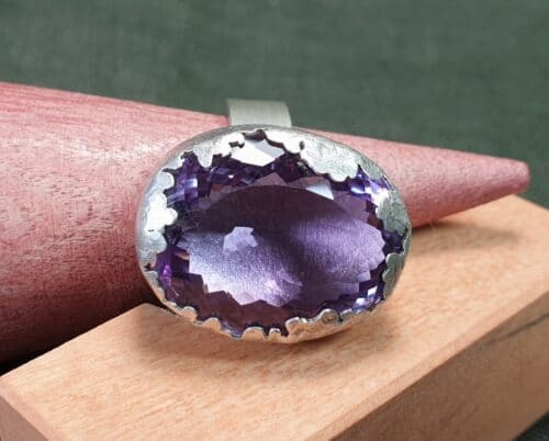 Zilveren Bosrand ring met grote amethist. Maatwerk uit het Oogst Sieraden atelier in Amsterdam