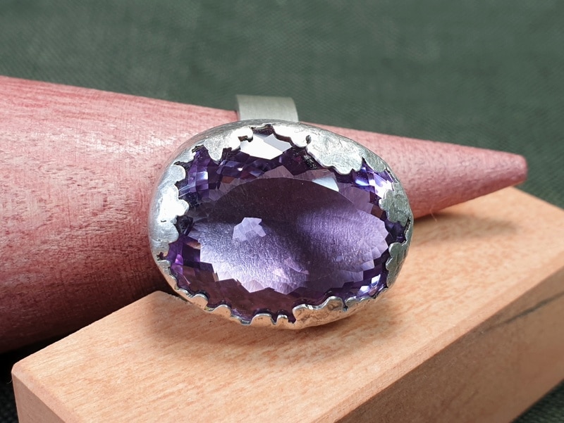 Zilveren Bosrand ring met grote amethist. Maatwerk uit het Oogst Sieraden atelier in Amsterdam