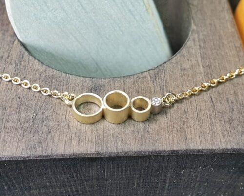 Cirkels collier diamant geboortesieraad ter ere van 4 generaties. Ontwerp van Oogst Sieraden in Amsterdam