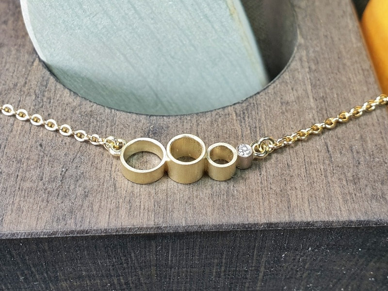 Cirkels collier diamant geboortesieraad ter ere van 4 generaties. Ontwerp van Oogst Sieraden in Amsterdam