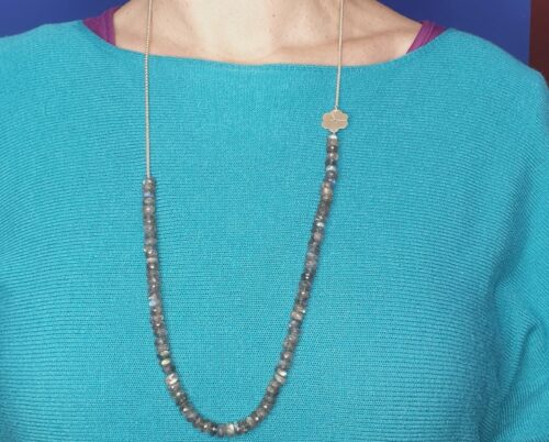 Gouden Japonais collier met geelgouden bloesem en labradoriet. Speels ontwerp van Oogst Sieraden in Amsterdam.