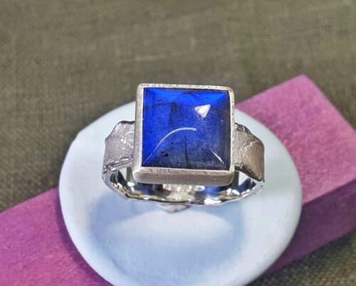 Zilveren ring met Labradoriet en Erosie structuur. Stoere ring uit het Oogst atelier in Amsterdam.
