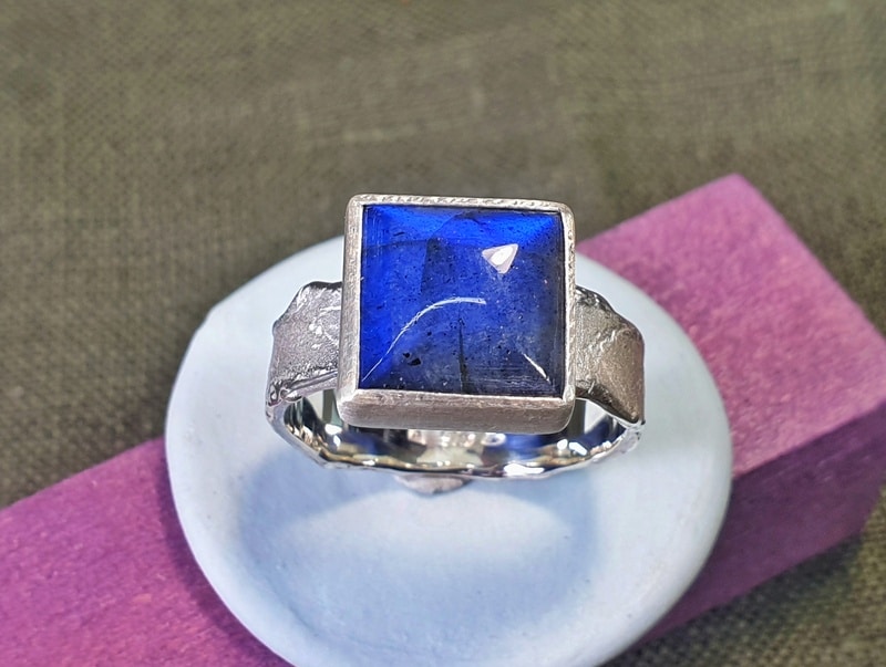 Zilveren ring met Labradoriet en Erosie structuur. Stoere ring uit het Oogst atelier in Amsterdam.