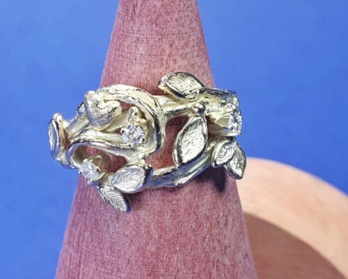 Ring Twist met blaadjes, hartje en diamanten. Maatwerk ontwerp van Oogst Sieraden in Amsterdam.