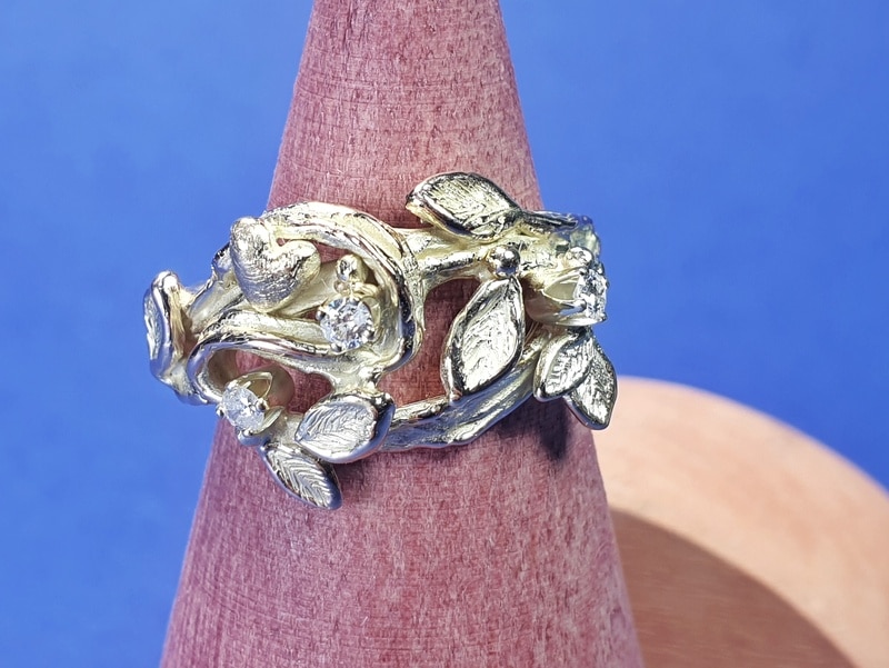 Ring Twist met blaadjes, hartje en diamanten. Maatwerk ontwerp van Oogst Sieraden in Amsterdam.