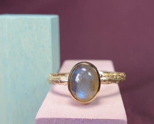 Ring Boomgaard met ovale labradoriet. Maatwerk assieraad uit het Oogst atelier.