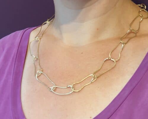 Geelgouden 'Cellen' collier met speelse schakels. Oogst sieraadontwerp Amsterdam.