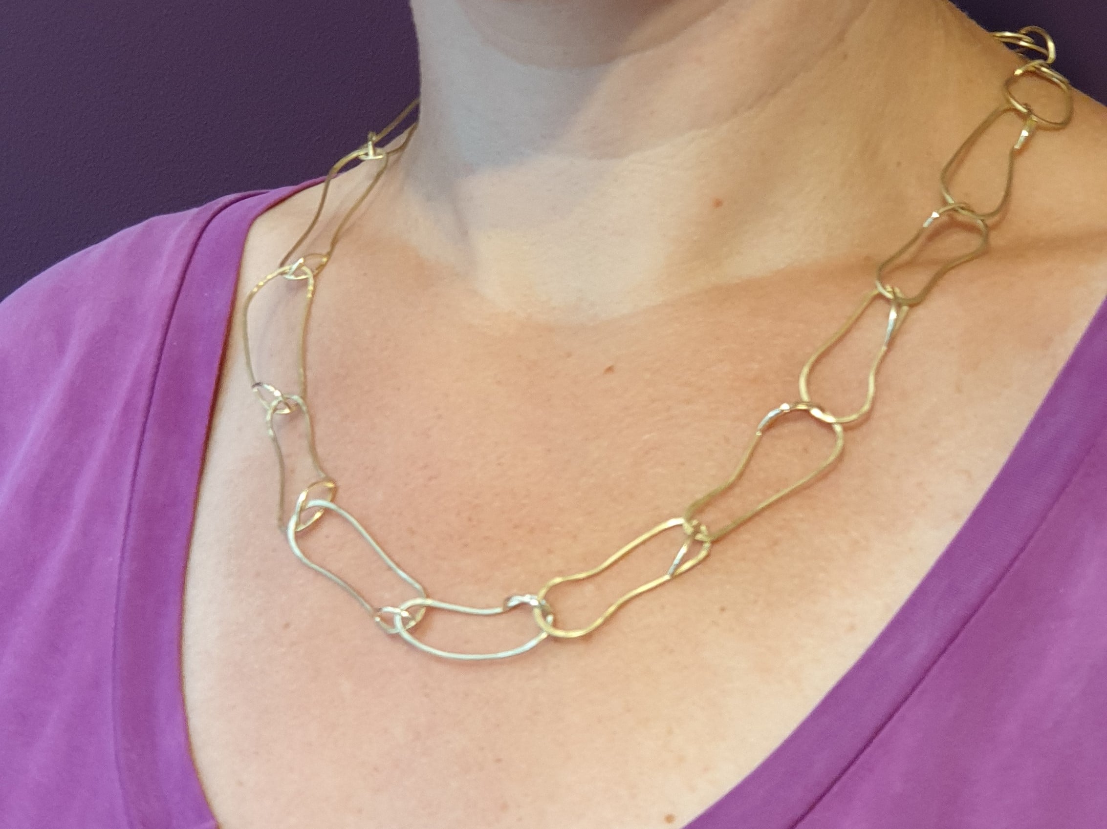 Geelgouden 'Cellen' collier met speelse schakels. Oogst sieraadontwerp Amsterdam.