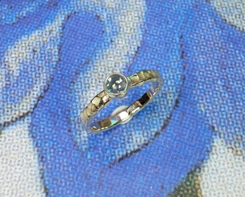 Geelgouden assieraad. Ring met topaas. Maatwerk uit het Oogst Sieraden atelier in Amsterdam
