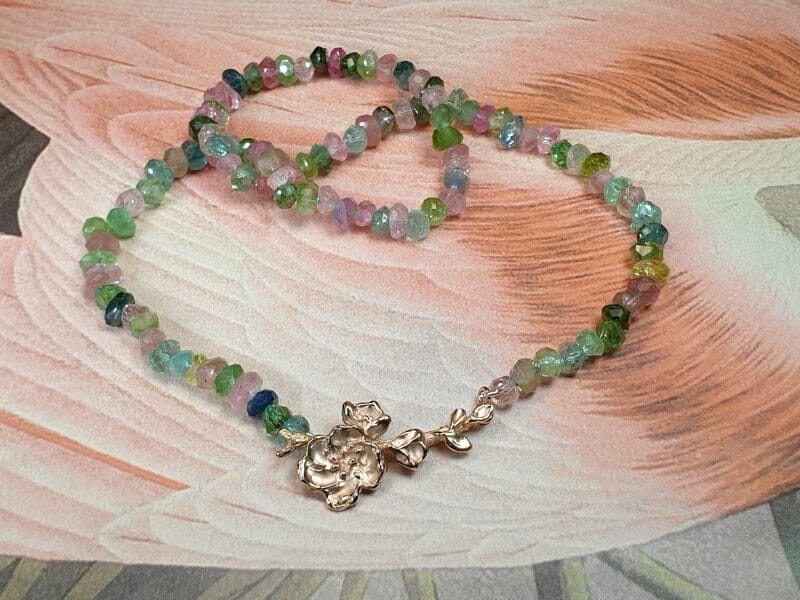 Toermalijn snoer uit de Japonais serie. Roodgouden bloesem met kleurrijke toermalijn. Oogst Sieraden maatwerk.