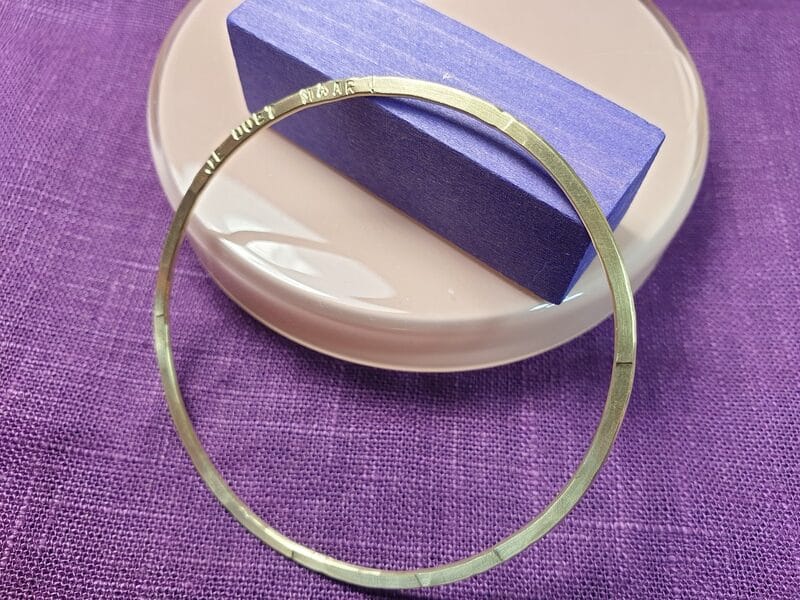Geelgouden rinkel armband met tekst. Gedenksieraad, maatwerk armband van Oogst Sieraden in Amsterdam