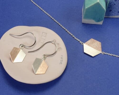 Hanger en oorbellen 'Vouwen': Hexagon vorm in zilver met 14 krt roodgoud. Ontwerp van Oogst Sieraden.