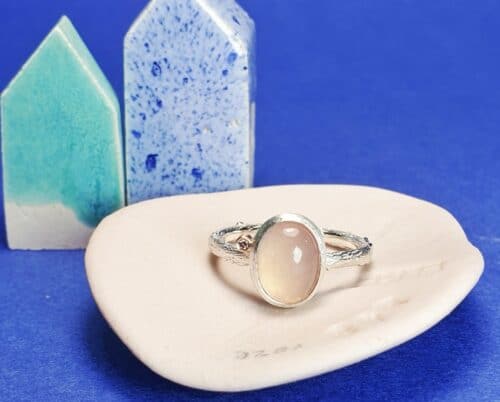 Zilveren ring 'Boomgaard': takje met een ovaal cabochon geslepen Rozenkwarts en 0,01 ct briljant geslepen pinkish brown diamant in een 14 krt roodgouden zetting gezet. Oogst Sieraden