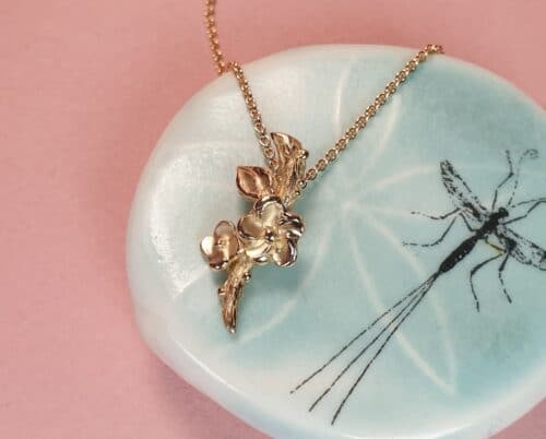 Hanger 'Japonais': 14 krt roségouden takje met bloesems en blaadje. Oogst Sieraden in Amsterdam.