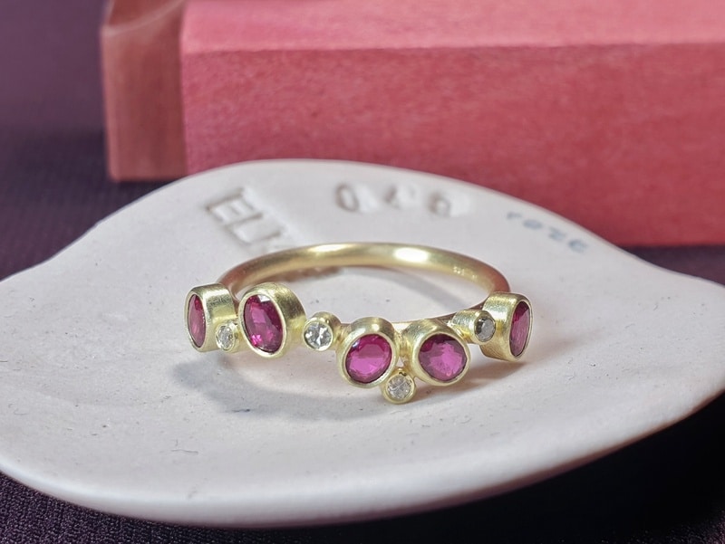Ring 'Verzameling' van eigen goud en met eigen robijn en diamant vervaardigd. Maatwerk uit het Oogst atelier, goudsmid in Amsterdam.