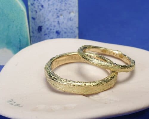 Geelgouden trouwringen Boomgaard. Takjes ring uit het Oogst goudsmid atelier. in Amsterdam.