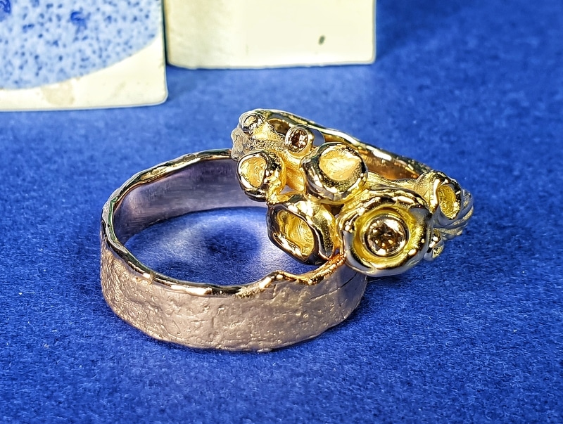 Wedding rings with texture. Rosé gold ring with brown diamonds. Rose gold ring with playful texture. Custom created variation, handmade in the Oogst goldsmith studio.