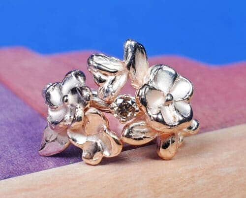 Roodgouden Japonais ring met bloesems, blaadjes en bloemknopjes en een 0,10 ct bruine diamant. Ontwerp van Oogst Sieraden in Amsterdam