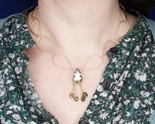 Gouden Druppels collier met prasioliet en toermalijn. Roodgouden ketting met geelgouden details. Stijlvolle blikvanger van Oogst Sieraden atelier in Amsterdam