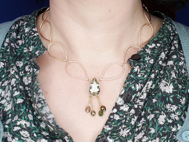 Gouden Druppels collier met prasioliet en toermalijn. Roodgouden ketting met geelgouden details. Stijlvolle blikvanger van Oogst Sieraden atelier in Amsterdam