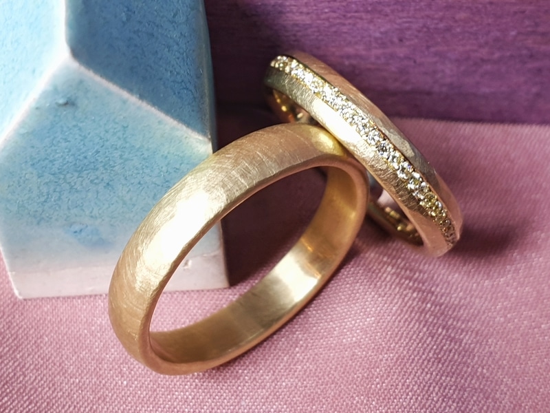 Wedding rings Rhythm yellow gold hammered rings with pavé set diamonds for her. Design by Oogst Jewellery in Amsterdam
